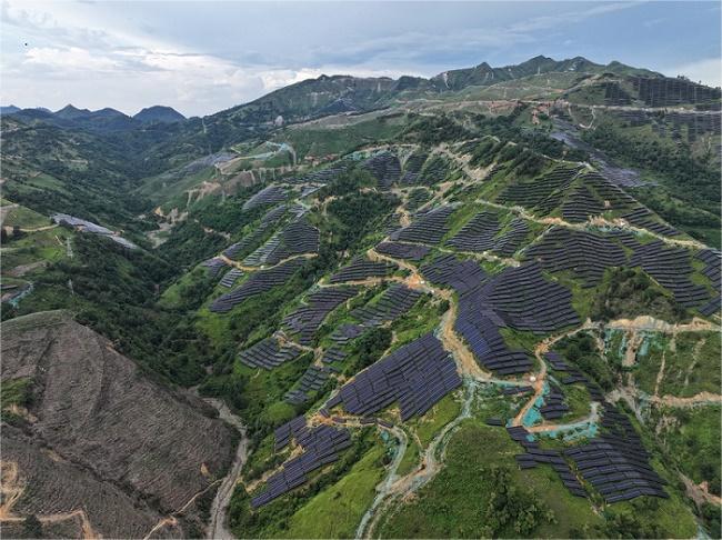 China supera 1 TW en energía solar, estableciendo un referente mundial