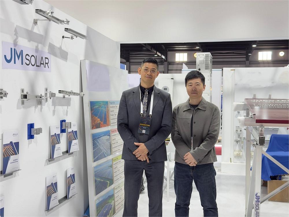 Reseña de la exposición | ¡JinMega en Irak!